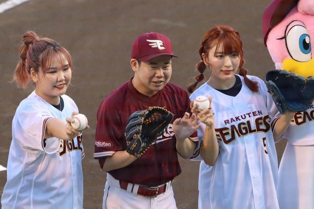 にこのインスタグラム：「_  楽天イーグルスさん始球式 去年の暴騰から1年越しに 無事リベンジできた(？)  見に来てくださったカタカタ ありがとうございました😆🧡  素敵な写真を撮ってくださった フォロワーの方から頂いた写真🫣💓  盛れてゆ？  _」