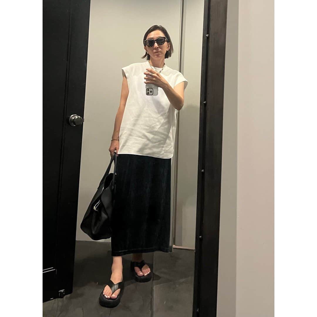 高橋志津奈のインスタグラム：「最近の暑すぎによりスカート . #shizunascoordinate」