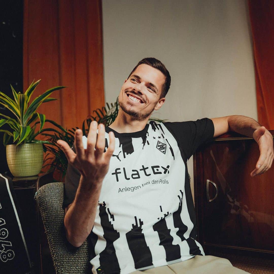 ユリアン・ヴァイグルのインスタグラム：「🟢⚫️ @Borussia 🤝 @PUMA.de Holt euch jetzt unsere neuen Trikots!」