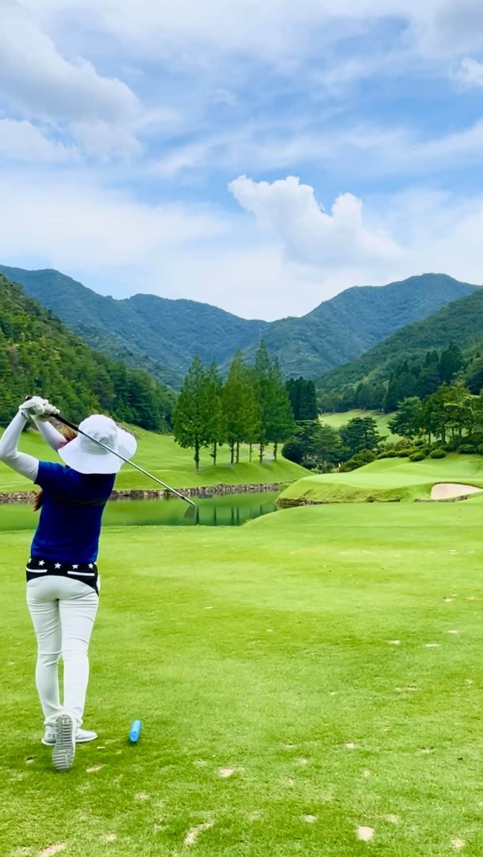 のインスタグラム：「" 久しぶりの関西🫶 プレーしてみたいコースの1つだった、 ゴールデンバレーに⛳️💕 INコースが難しくて打ちのめされてましたが池には入れなかったよ😇笑 この動画を撮ってもらった17.18番とバーディがきて救われました~‼︎ それにしてもピンポジがえぐかった😈 . . . #ゴールデンバレーゴルフ倶楽部  #ゴルフ#ゴルフスイング #ドライバー #gtdgolf #ファイブスター」