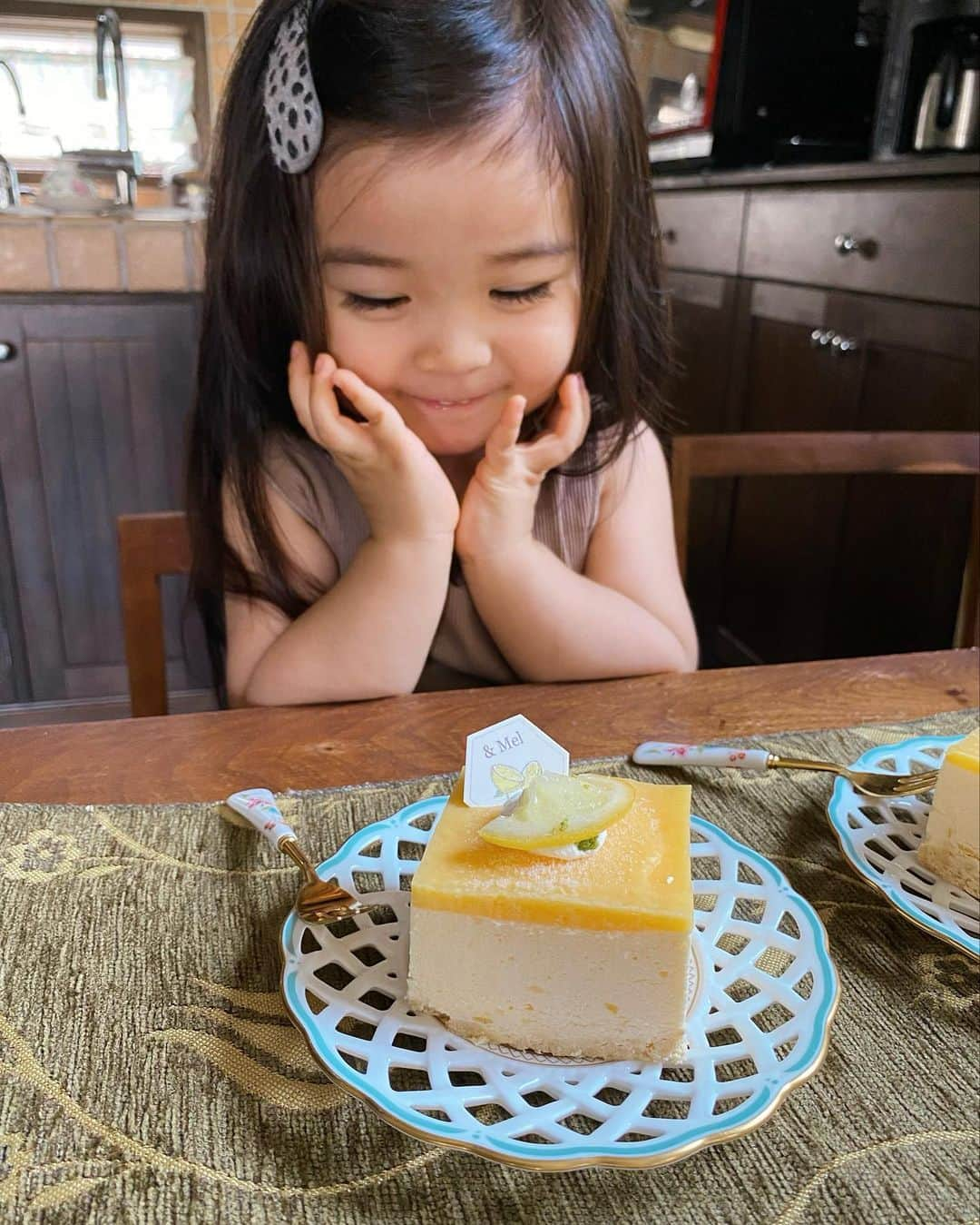 北澤 宏美のインスタグラム：「︎ ✳︎ 今日のおやつはお取り寄せスイーツでした👏 夏らしい味わいの ハニーレモンチーズケーキ 🍋🍯🍋🍯🍋  3分で10,000食完売したといわれる ヘルシースイーツブランド 「&Mel（アンドメル）」@andmel_official の新商品だよ🤍  先にうれしいポイントを⇩⇩⇩ ・グルテンフリー ・低糖質 ・低カロリー ・保存料不使用 ・人工甘味料不使用 ・着色料不使用  通常のスポンジケーキに比べ、糖質61%カット （1カットあたり 134kcal、糖質7.9g） 食べたい気持ちを我慢せずに満足感得られるの🥹  表面は爽やかな甘酸っぱさのレモンカード 中はレモンピールの入った濃厚なめらかなレモンレアチーズ。土台は優しい甘さのおからクッキー  程よいレモンの酸味とまろやかさが絶妙🥹 この夏の暑さを忘れさせてくれる美味なケーキでした♡  ＊日・月曜のみの12：00〜販売  7月31日までの期間限定商品なので お急ぎを😄🥰 後程URLストーリーズに載せておきますね♡  @andmel_official #andmel #アンドメル #お取り寄せスイーツ #低糖質 #ヘルシースイーツ #ダイエットスイーツ #ダイエット」