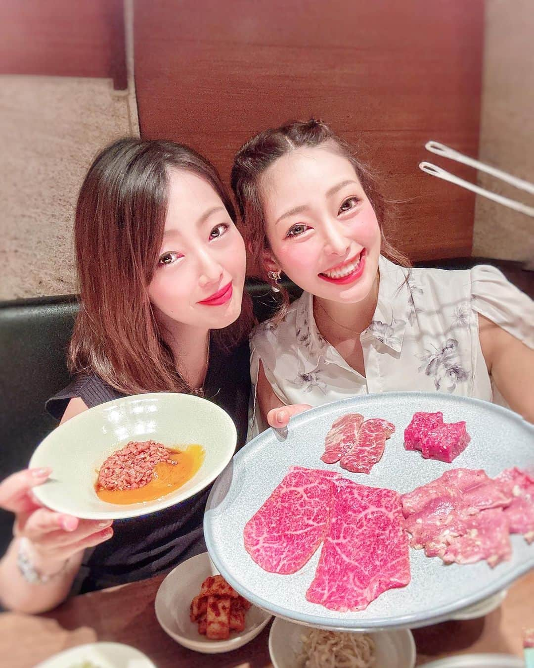 りほのインスタグラム：「お姉ちゃんと肉活っ！❤️☺️ 焼肉ホルモンうしごろ銀座店さんへ行って来たよー💕大好きなうしごろ😍  うしごろの系列のお店も本当に美味しくて大好き😍ホルモンが苦手でも楽しめちゃう『正肉コース』をいただきました💕  実はホルモンがあまり得意ではない🥺 赤いTHEお肉！が大好物なのでたまらんコースがあるのです〜❤️☺️笑  お肉たっぷりコースを満喫💕😊 お肉がどれも美味しかった〜😍うしごろさんのお肉は繊細な味わいでぺろっといけちゃう🤭  うしごろローストユッケからタン、ハラミ、特選赤身、ロースや特選部位などまんべんなくお肉が楽しめる大満足コース🥩😍  美味しいもの食べると元気になるし、またお仕事頑張ろーってなる☺️お姉ちゃんとうま〜っていいながらひたすら食べてひたすら話してた💕🤣笑  やっぱりうしごろの肉質は信頼出来る！✨🥹また明日から頑張ろーっと❤️😆  #焼肉ホルモンうしごろ銀座店 #焼肉　　#焼肉ランチ #焼肉デート #焼肉グルメ #焼肉スタグラム #飯テロ　#焼肉食べたい #東京グルメ #yakiniku #beefyakiniku #japaneseyakiniku #PR #japanesefood #wasyoku #tokyofood #sister #beeflover #姉妹　#歯科衛生士　#看護師　#nurse #nurselife #看護師の休日 #医療従事者 #dentalhygienist #nursing #肉好き女子 #肉食女子 #焼肉ディナー」