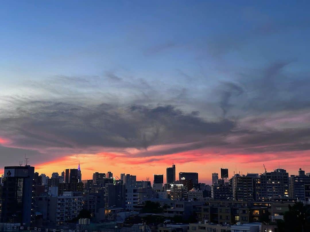 澤田友美のインスタグラム：「. ネオンピンクいろに染まる雲 今日もありがとう地球🌏✨ いやされる〜✨🩷 . . #magichour #tokyo」