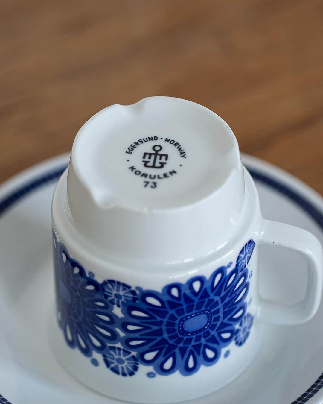 cafe_no_maさんのインスタグラム写真 - (cafe_no_maInstagram)「English follows Japanese  今はなきノルウェー、エーゲルスン（Egersund）社のビンテージカップ。1970年代の終わり頃には窯を閉じた名窯です。  コーヒーを注いで飲むうちは、ただ“美しい”と見惚れるだけですが、デザインや窯元について調べるのもビンテージカップの楽しみのひとつ。とくにバックスタンプにはその時代のことが様々に刻まれています。  全文は、プロフィールリンク( @cafe_no_ma )から、カフェノマのメディア「エブリデイ コーヒー リトリート」をご覧ください。  This is a vintage cup from the now defunct Egersund company in Norway, a renowned kiln that closed at the end of the 1970s.  While drinking coffee poured into it, one is simply captivated by its beauty. However, researching the design and kiln is also one of the joys of vintage cups. Especially, the backstamp carries various pieces of the era's history.  For the full text, please visit the 'Everyday Coffee Retreat' media from the profile link ( @cafe_no_ma ) at cafenoma.」7月29日 19時14分 - cafe_no_ma