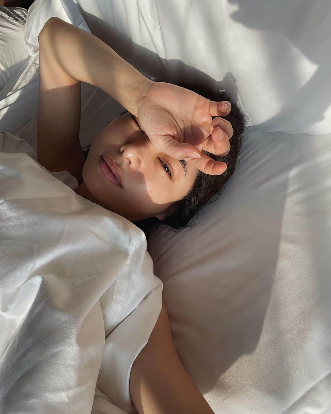 Yuki Ide | 井手 祐来のインスタグラム：「夏休み ホテルからおはよう 大きな窓から朝日が入ってきてめちゃくちゃ気持ちいい朝 息子たちはいつも通りの早起きで私も同じく早起きしないとだけど、いつもよりふかふかベッドでゆっくり眠れた気がするし朝食を楽しみに時間まで待つ いつもは食べない朝食もホテルでは特別 むしろたくさん食べたくなる パンも食べたけど美味しそうな卵とお米が置いてあったから卵かけご飯まで食べてしまった ホテルの朝食って楽しみだよね  1,6:38am いつも通りの早起き 2,子どもっていつもお布団の絶妙なところで寝てる 3, 朝日が綺麗な部屋 4, 朝食はブュッフェでたくさん食べる 5,夜はラウンジでピアノ演奏を聴きながらお酒を楽しむ 6,2階のラウンジ 7,緑がたくさんの3階テラス 8,お風呂上がりにくつろげる湯上りラウンジ(RECのコーヒーも飲める) 9,夜のテラスは思ったより涼しくてつい長居してしまった 10,子ども用アメニティがくまさんで可愛い  息子たちもとても楽しかったようで “このホテル最高だね！”をいただきました 子供の手が届きそうな低い場所に壊れそうな物はなかったし(照明とかはある)、部屋の電話はテレビの高さで壁掛けしてある。 ホテルでは毎回次男くんが電話で遊んでしまって大変なので隠したりしなくてストレスフリーだった そしてこのベッドの高さもありがたい◯ お部屋は快適だし、食事も満足だしとってもリラックスさせてもらいました 夫は子どもたちが寝てから大浴場のサウナでしっかり3セット入り整ってて幸せそうだった🧖🏻‍♂️ 今回は8/4(金)にオープンする @canvasfukuokanakasu で素敵な宿泊体験をさせて頂きました 我が家は夏休みに旅行に行く予定がなかったのだけど、福岡で楽しめたのが嬉しい🌈 #キャンバス福岡中洲#canvasfukuokanakasu#九州の自然に癒される#夏休み#ホテルステイ#家族旅行#子連れ旅行#PR」