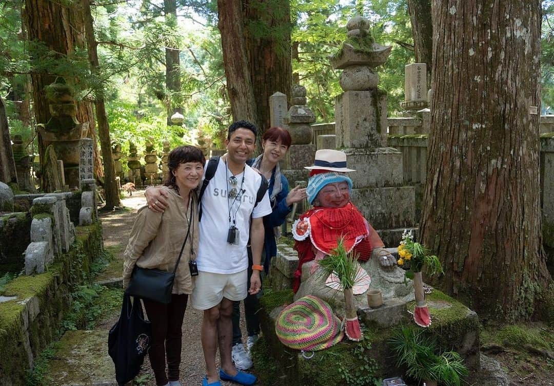 YUKI TAKESHIMAのインスタグラム：「高野山は、行くのではなく呼ばれるそうです✨  2年前、高野山奥之院でお化粧地蔵にmakeすると願いが叶う💄と言われ楽しげな未来を予感していました🌈 (swipe2枚目2年前のお地蔵さまはすっぴんではないけど😅ヴィ-ガンコスメBISOUのベ-スメイクが世界中の人の魅力を引き出したいそう願いました🔥) スワルリトリートで実現した高野山の旅で再びメイクバッチリのお化粧地蔵と再会✨ニーマル先生の瞑想を通じてご縁の旅に感謝🙏  この旅で journey into myself.(自分の内側への旅)への入り口に空海に呼ばれた気がします🔥 旅の目的は Journey back to your true self🌎 本来の自分に戻る事🌈 それは沈黙の時間を過ごし外側からの情報を断ち五感からも離れ一切言葉も使わず誰とも目も合わさない瞑想です。  外側からの情報に惑わされ自身がコントロール出来ない状態を断ち切り 意識を内側に向けて自分の波動を整える✨  そうすれば心に溜めた穢れはどんどんと浄化されていき純粋な意識がわかるようになるそうです。  決して難しい事ではなく、 素直でピュアで思いやりのある愛に溢れた自身に戻っていく事だと感じました♥️  Feel yourself glowing_from the inside 内側から輝く自分を感じる (作る)  高野山は空海が築いた仏教の聖地だそうですがそれ以上に寺も神社もどの宗教も受け入れる懐の深さと愛を感じ取れました。 ご先祖様に感謝しカルマを知る。  Spiritual Journey Begins💥 スピリチュアルジャーニーの旅は始まったばかりで 日常生活に取り入れていこうと思います🌈🌎  スワルのスタッフの皆さん ありがとうございました🙏  @suwaru_retreat_tour  @suwaru_meditation  @nirmal1976  @ishikos  @pure_plants_organics   #高野山に呼ばれる  #スピリチュアルジャーニー  #insideglow  #弁天様 #サラスワティ  #高野山 #リトリート #奥之院 #壇上伽藍 #嶽弁天  #お化粧地蔵 #弘法大師 #空海 #ご先祖様に感謝  #カルマ」