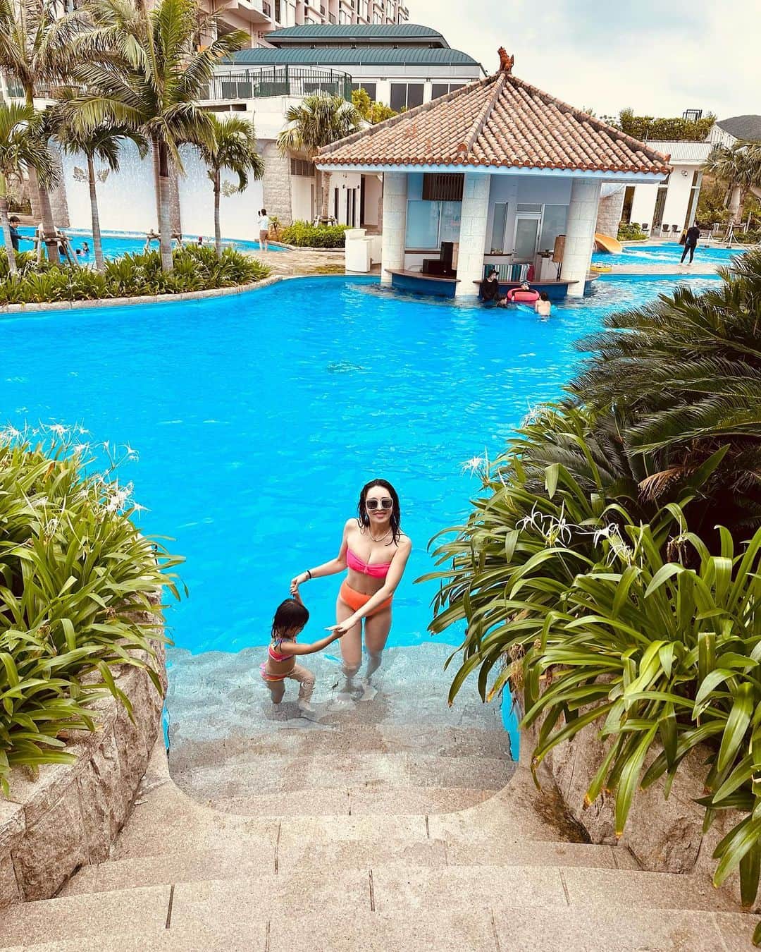 shihoのインスタグラム：「夏の思い出🌴👙✈️🩷✨✨  #summer #trip#pool#女の子ママ#4歳女の子」