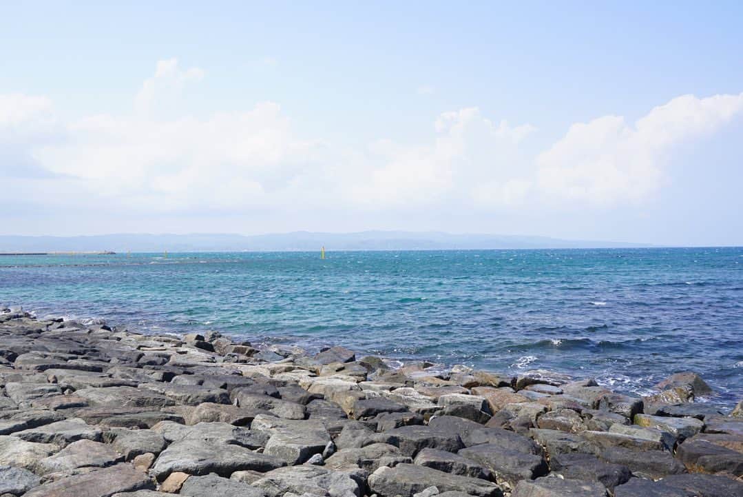 岩間瞳さんのインスタグラム写真 - (岩間瞳Instagram)「＼暑いので海の写真を／  以前旅行で行った富山県の雨晴海岸🌊  太平洋とはまた違った日本海の美しさ。 立山連峰は見えなかったけど 天気にも恵まれて海と空の青を堪能しました🥹  #富山 #雨晴海岸 #富山観光  #α6000 #カメラ初心者 #カメラ好きな人と繋がりたい  #誰かに見せたい風景」7月29日 19時18分 - iwama1313