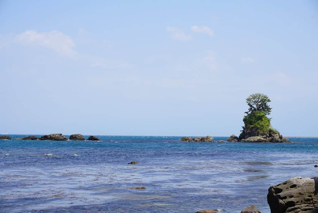 岩間瞳のインスタグラム：「＼暑いので海の写真を／  以前旅行で行った富山県の雨晴海岸🌊  太平洋とはまた違った日本海の美しさ。 立山連峰は見えなかったけど 天気にも恵まれて海と空の青を堪能しました🥹  #富山 #雨晴海岸 #富山観光  #α6000 #カメラ初心者 #カメラ好きな人と繋がりたい  #誰かに見せたい風景」