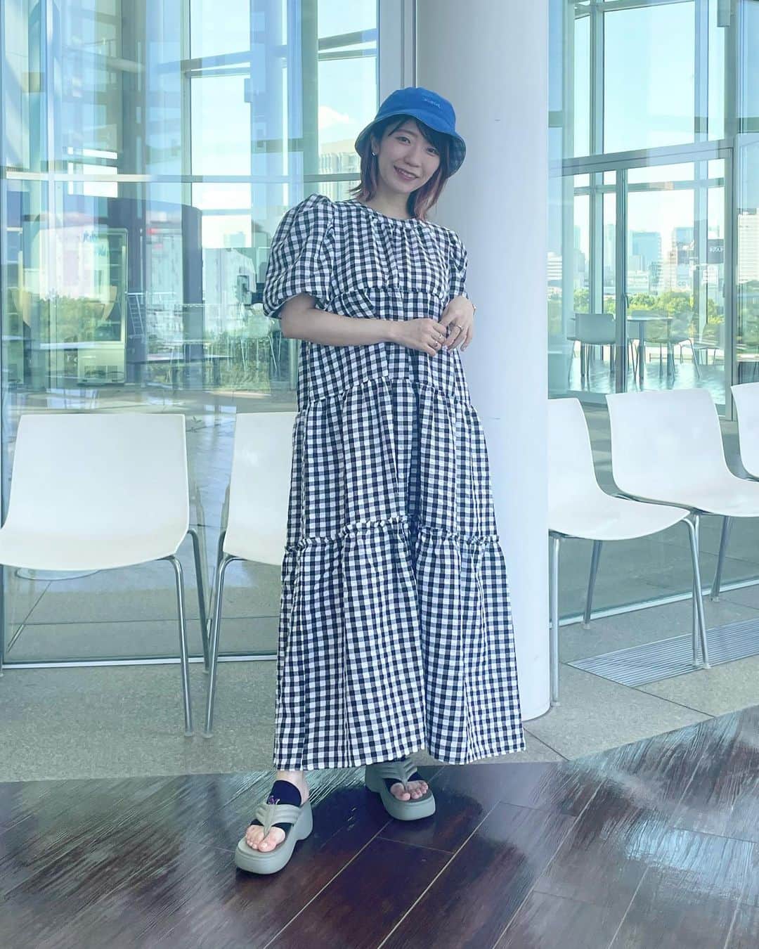 ぱいぱいでか美のインスタグラム：「辻さんのブランド♡Ange Charmeのワンピース🪽 . 事務所の大尊敬大敬愛大先輩、辻希美さんがプロデュースする Ange Charmeのワンピース🖤🤍 ギンガムチェックとゆったりしたシルエットが可愛くて しかも裏地もしっかり付いてるのでサラッと着れるのが最高です🫶🏻 パフスリーブと後ろのリボンもかわいい🥰 ず〜っとかぶってるX-girlのお気に入りのバケハ リバーシブルで内側がギンガムなのであわせてみました🩵🤍 サンダルソックスはgymmasterさんの！ かわいいのでまたわかりやすい感じで載せたい🩴  辻さんありがとうございます！ @tsujinozomi_official ✨✨ この夏めちゃくちゃ着ます！ 涼しくなったらシースルーハイネックとかあわせても絶対可愛い！ 秋もめちゃくちゃ着ます！ . #angecharme #辻希美 さん #abcmart #gymmaster #xgirl #でか美私服 #でか美ちゃん」