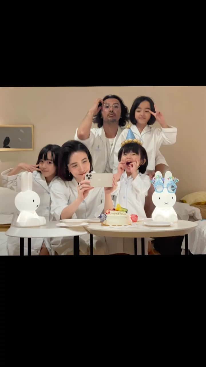 菊井亜希のインスタグラム：「HappyBirthDay🩵TOA  ケーキふぅ🌬️は恒例のTAKE2!!!  4歳も煌めき溢れる日々で ありますよーに☺️🫶🏻  ストーリーズから 沢山のメッセージ頂き ありがとうございました🥰」