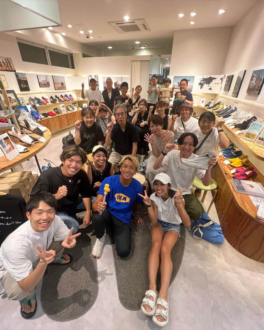 TOMOMIさんのインスタグラム写真 - (TOMOMIInstagram)「昨日は 金曜朝RUN🏃‍♀️&夜のトークイベント🎙️ 出国前ラストイベント2本立て！✨ 本当に本当にありがとうございましたっ😆💕🌏🏃‍♀️🇲🇳🇮🇩✨  トークイベントでは 普段ゆっくり話す事無さすぎて新鮮！ 改めてガンプ鈴木のパワーと周りにいる仲間達のスゴさを感じました👏✨ なおして欲しいところもいっぱいありますが😇！笑  次回の #朋トレ 金曜朝RUNは帰国後✈️🇯🇵 8/25(金)あさ7:00〜 9/1(金)あさ7:00〜 ↑🇪🇸出国当日ですがみんなと走ってパワーチャージするので開催します🙋‍♀️💕✈️ どちらも @raffinerunningstyl 日比谷neo店 集合 人力車の旅人️🏃🏿‍♂️ @gumpsuzuki も朝活やるっ言ってたから参戦予定🙆‍♀️ ↑口だけガンプじゃなければね🤫  お申し込みは 🔍モシコム 尾藤朋美で検索✨  さぁ！来週は遂に！！！！！ @mongoliatrailrun 🇲🇳🌳 私の #世界一への道 が始まります🏆🏃‍♀️！！！！ 全力で応援してもらえたら喜びます🥹💕 現地でもTikTok LIVEやるつもりなので見てもらえたら嬉しいです！！！！  🌏2023 race schedule⛰️🏃‍♀️ August 4 〜13  mongolia trail run https://www.naturetime.es/en/mongolia-trail-run/  August 19〜20　Bali ultra trail https://www.baliultratrail.com  September 2 〜9 Pyrenees stage run https://psr.run/en/  September 23 spartanrace NIIGATA Beast ELITE https://www.spartanrace.jp/ja/race/  October 15 Shimanto Ultra Marathon 100km https://shimanto-ultra.jp  November 8〜20 Everest Trail Race https://www.everesttrailrace.com/  #athlete #running #marathon #trail #trailrunning #mountain #japan #runner  #尾藤朋美 #世界のBITOH #日本代表 #アスリート #ランナー #トレイルランナー #マラソン #トレイルランニング  #世の中で最も過酷なマラソン  #サハラ砂漠250kmマラソン」7月29日 19時33分 - tomomi_fitness