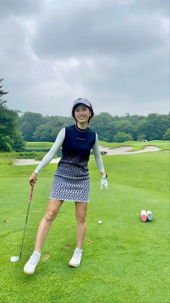 Alyssaのインスタグラム：「すごく加減してるように見える🤔？ もっと振っていいかも。  それにしても夏は汗対策でモノトーン多い😂  #instagolf #golstagram #골프스타그램　#ゴルフ #golf #골프연습 #골프 #ゴルフ女子 #女子ゴルフ #スイング動画 #ゴルフスイング」