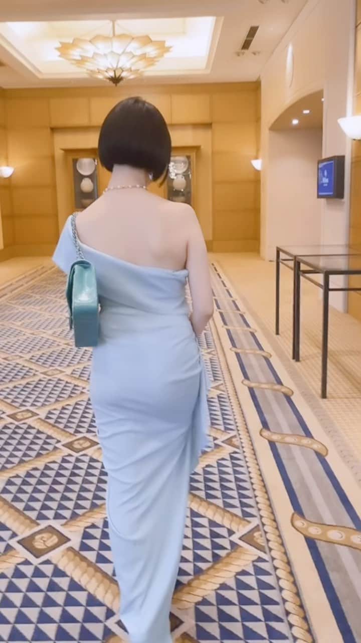 森下悠里のインスタグラム：「審査員のお仕事♡ @queenoftheuniversejapan   このドレスは寄付いたしました♡ ドレスは一度着たら殆ど寄付してます😌  肌の透明感が溢れる爽やかなブルー スタイル際立つデザイン  きっと素敵な方に着てもらえそう🩵」