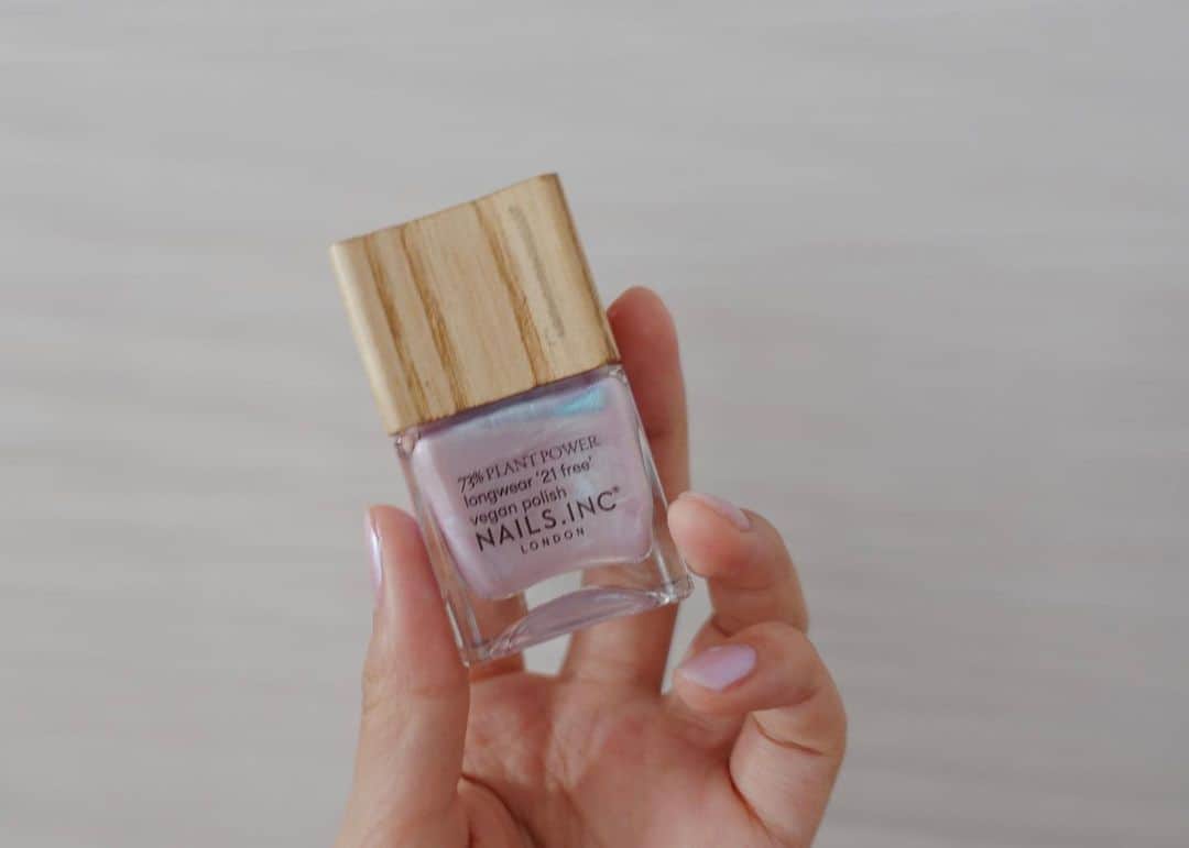 奥村真友里のインスタグラム：「NAILS.INC ヴィーガンネイルポリッシュ💅 とてもいい色かわいすぎる🥹  #nail#nailpolish#selfnail  #vegannails#vegancosmetic #NAILSINK#ネイルズインク #ヴィーガンネイルポリッシュ#セルフネイル」