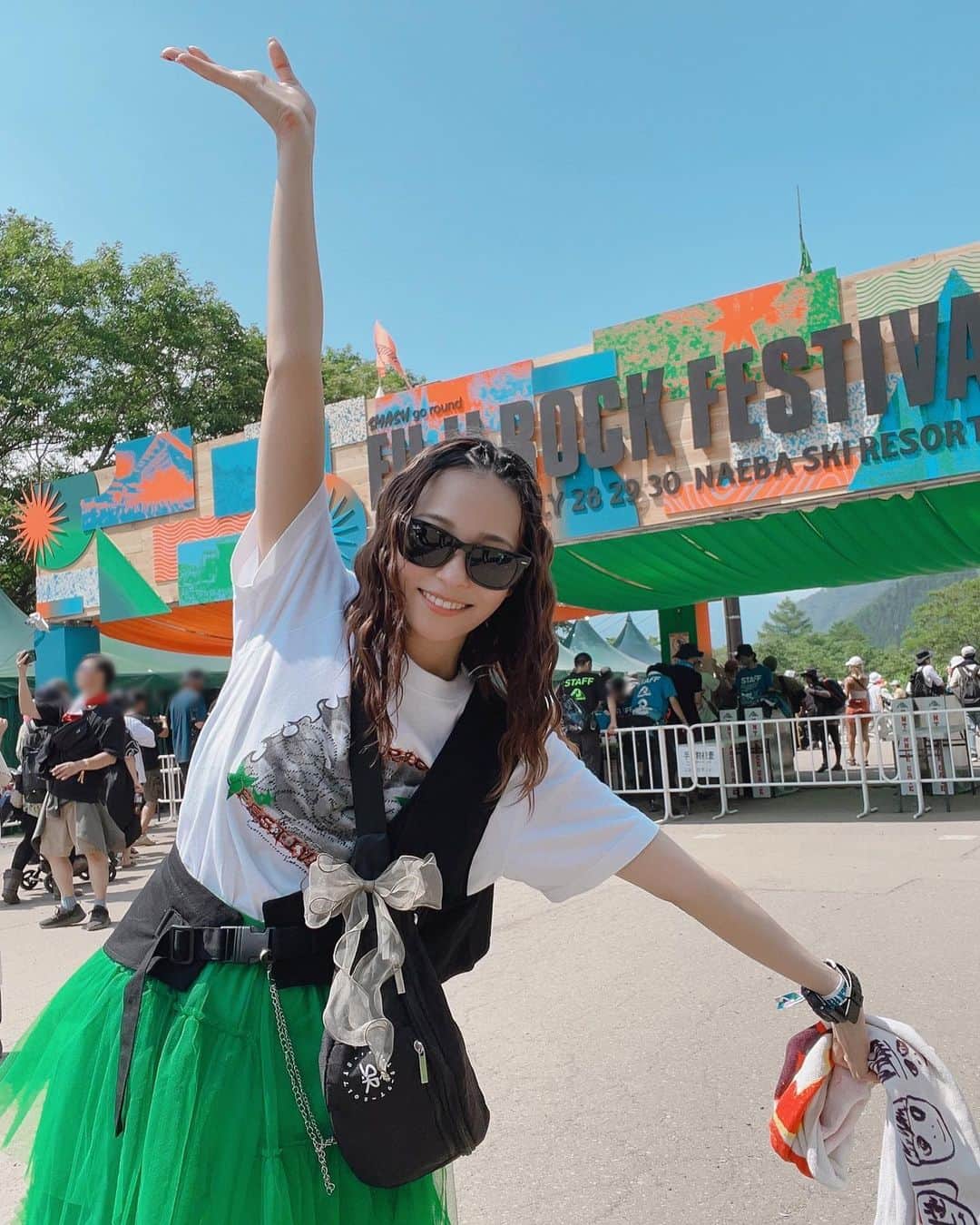 ジェニーのインスタグラム：「🎸🎸🎸 FUJI ROCK FESTIVAL ‘23 ついに着いちゃったよおおお⚡︎🙌🔥  自然と音楽好きとめっっっちゃ 美味しい食べ物でで溢れててすこ⚡️  ライブを観てる時、お客さん皆で 「フゥー！」と叫んだり、首や体を揺らして "一人一人楽しんでるんだ"って空間がマジで 幸せ過ぎる🥹✨✨  どのアーティストさんのライブも 音楽で遊んでる強者感が熱すぎた🤘🔥 やっぱ生楽器で聴けるのもいいよね！  そう言えばこの間話してたロッカーを 使ってみたんだけど 、受け取りが秒すぎて めっちゃ楽だった！！😎マジオススメ！  明日フジロックに行く勢で 買いたい物があるけど間に合わない💦 って人はオススメする。 皆の家の近くにもあるかもだから 使ってみるのもありかも乁( ˙ω˙ 乁)  今日の夜まで帰らない予定だから このまま満喫してくる🤘🔥🔥  ➖ ➖ ➖ ➖ ➖ ➖ ➖ ➖ ➖ ➖ ➖ ➖ ➖ ➖ 🤜Amazonロッカーの使い方載せとくね!!🤛 　  🌟AmazonロッカーやAmazonカウンターで 商品のお受け取りを希望されるお客様は、 https://www.amazon.co.jp より商品を注文し、 受取場所をブース内に設置されたロッカーや カウンターに設定できます。  1️⃣【https://www.amazon.co.jp/pickup 】で 「近くの受取スポットを探す」から「三国202」と検索し、 対象のロッカーやカウンターをアドレス帳に追加した上で、  2️⃣そのロッカーやカウンターをレジで受取場所に設定してください。 配達が完了すると、お客様に受け取り準備完了の通知メールが送信されますので、  3️⃣会場到着後、メールの「ピックアップを開始」をクリックし、 案内に従って商品をお受け取りいただくことができます。  URL: https://www.amazon.co.jp/fujirock23 ※Amazon Musicの特設ページへのリンク  #ootd #outfitoftheday #festival #フェスコーデ #初フェス #フェスデビュー #Amazonロッカー #PR」