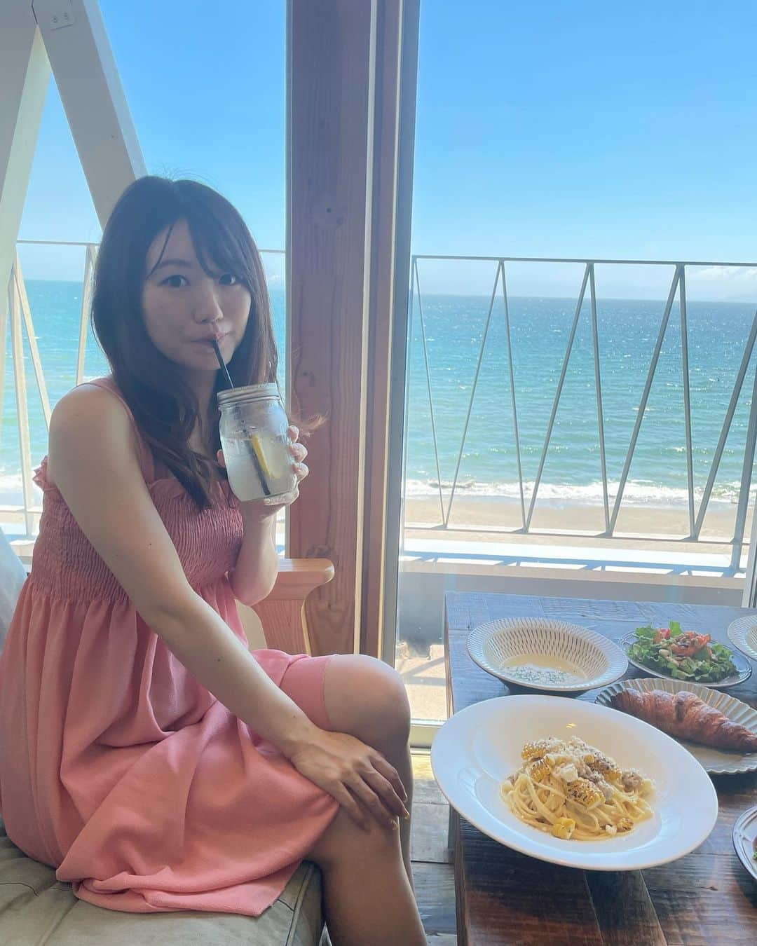 にゃんさんゴルフさんのインスタグラム写真 - (にゃんさんゴルフInstagram)「七里ヶ浜ランチ❤️ 気になってたESPRESSO D WORKS @edw_shichirigahama で 海を眺めながら〜🥂  ランチセットは2000円で 選べるメイン＋天使のクロワッサン＋キヌアのサラダ＋コーンスープ＋ドリンクが付いてるの🍽️✨  デザートに名物の七里ヶ浜パンケーキも🥞 フルーツモリモリ🍓マンゴー美味しかった🥭 せっかくなのでテラス席に移動してみた🐈💕 江ノ島が見えるよ〜♡  テラス席も店内の席からも 海の雰囲気を感じられるし サーフィンしてるのを眺めるのも楽しいし お洒落な雰囲気のお店🏄 　  8時からOPENしてて 朝ごはんも美味しそう🤭  #EDW七里ヶ浜 #EDW #espressodworks #七里ヶ浜 #湘南 #七里ヶ浜グルメ #七里ヶ浜ランチ #湘南グルメ #映えスポット #観光スポット #おしゃれカフェ #映えカフェ #神奈川カフェ #食べログ #食べ歩き #イタリアン #パンケーキ #神奈川観光 #プチひととき#kanagawa #shonan #lunch #pancakes #omelette #truffe #japanesegirl #japanesefood #genic_food #instafood #gourmet」7月29日 19時31分 - miiiii0228