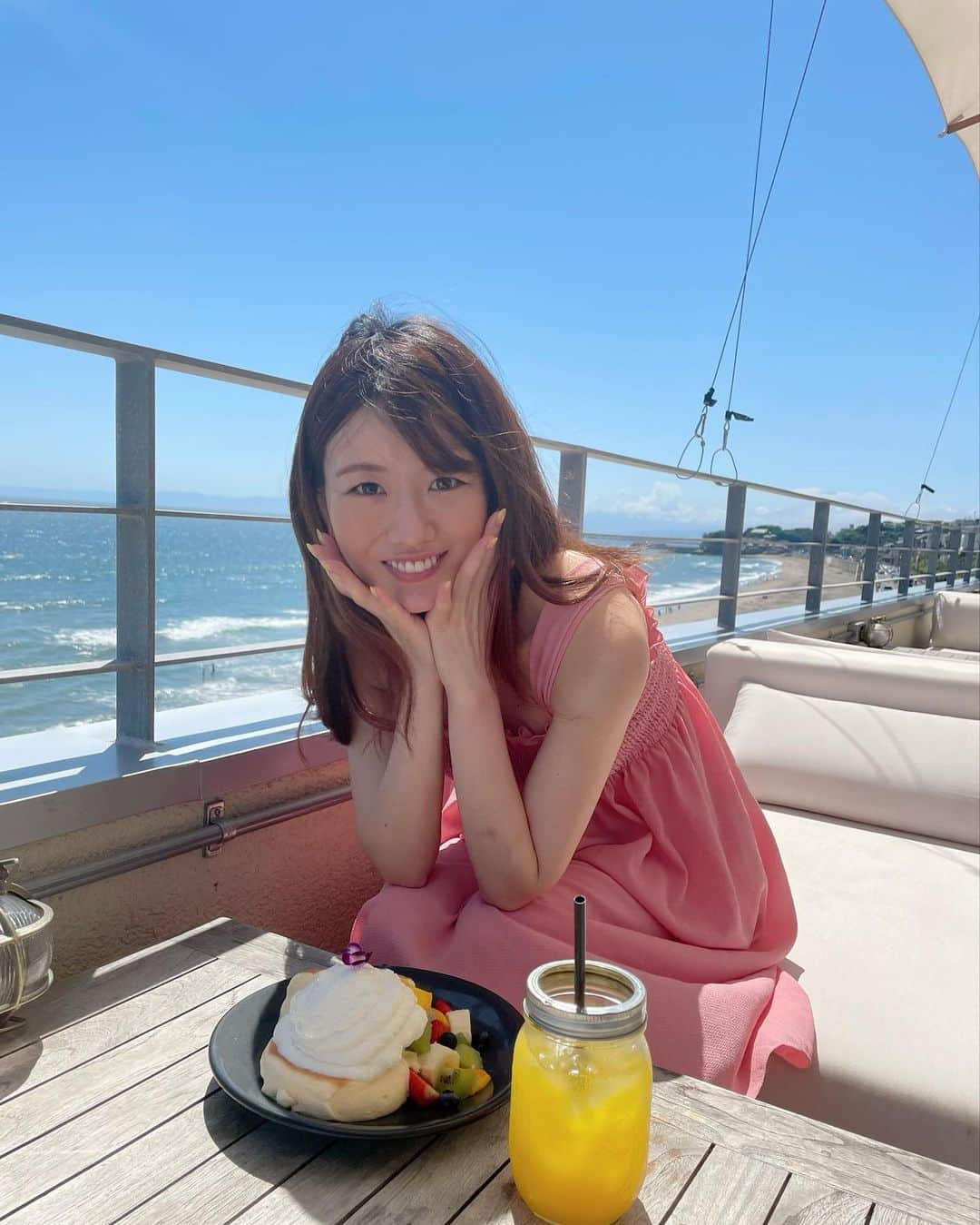 にゃんさんゴルフさんのインスタグラム写真 - (にゃんさんゴルフInstagram)「七里ヶ浜ランチ❤️ 気になってたESPRESSO D WORKS @edw_shichirigahama で 海を眺めながら〜🥂  ランチセットは2000円で 選べるメイン＋天使のクロワッサン＋キヌアのサラダ＋コーンスープ＋ドリンクが付いてるの🍽️✨  デザートに名物の七里ヶ浜パンケーキも🥞 フルーツモリモリ🍓マンゴー美味しかった🥭 せっかくなのでテラス席に移動してみた🐈💕 江ノ島が見えるよ〜♡  テラス席も店内の席からも 海の雰囲気を感じられるし サーフィンしてるのを眺めるのも楽しいし お洒落な雰囲気のお店🏄 　  8時からOPENしてて 朝ごはんも美味しそう🤭  #EDW七里ヶ浜 #EDW #espressodworks #七里ヶ浜 #湘南 #七里ヶ浜グルメ #七里ヶ浜ランチ #湘南グルメ #映えスポット #観光スポット #おしゃれカフェ #映えカフェ #神奈川カフェ #食べログ #食べ歩き #イタリアン #パンケーキ #神奈川観光 #プチひととき#kanagawa #shonan #lunch #pancakes #omelette #truffe #japanesegirl #japanesefood #genic_food #instafood #gourmet」7月29日 19時31分 - miiiii0228