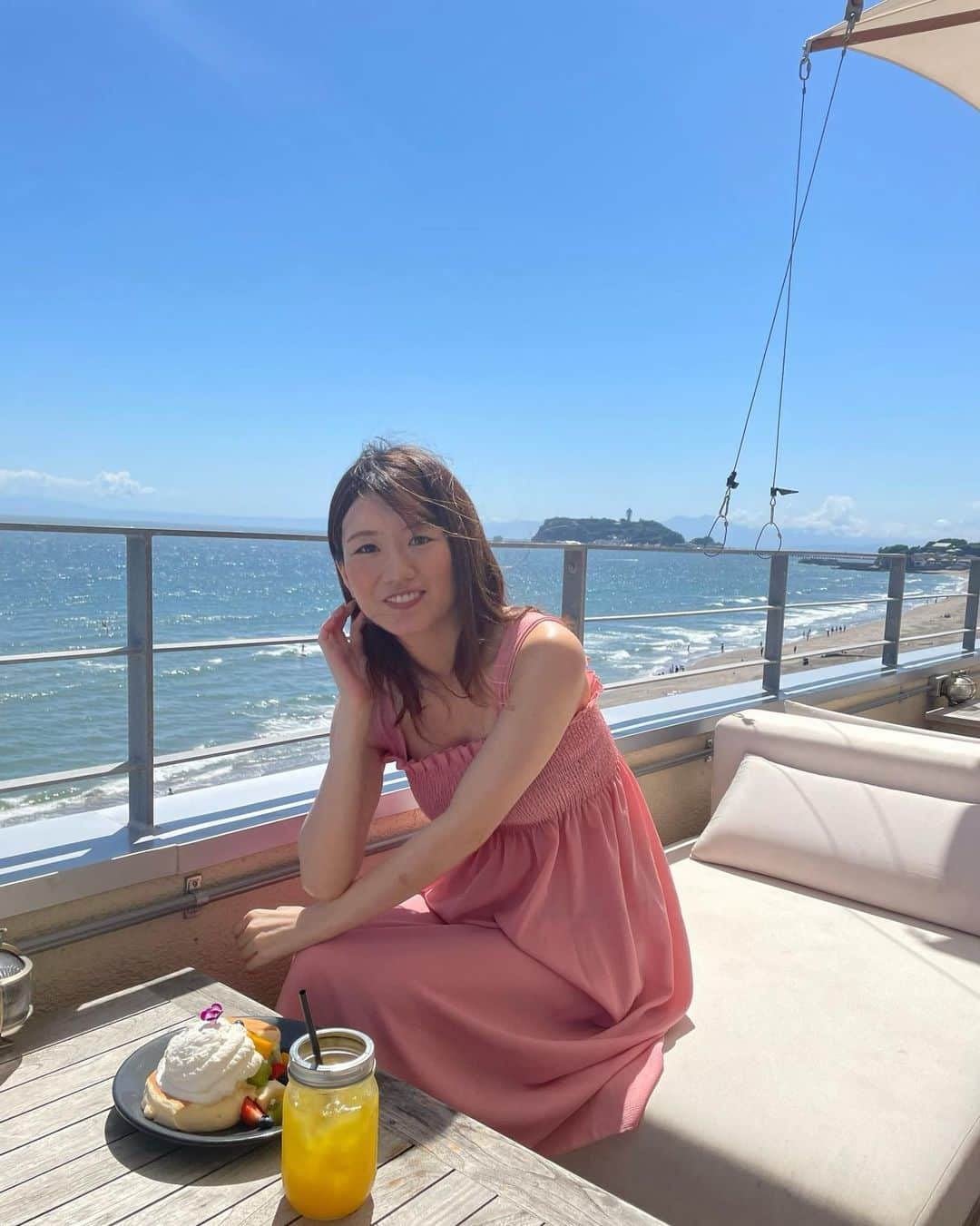 にゃんさんゴルフさんのインスタグラム写真 - (にゃんさんゴルフInstagram)「七里ヶ浜ランチ❤️ 気になってたESPRESSO D WORKS @edw_shichirigahama で 海を眺めながら〜🥂  ランチセットは2000円で 選べるメイン＋天使のクロワッサン＋キヌアのサラダ＋コーンスープ＋ドリンクが付いてるの🍽️✨  デザートに名物の七里ヶ浜パンケーキも🥞 フルーツモリモリ🍓マンゴー美味しかった🥭 せっかくなのでテラス席に移動してみた🐈💕 江ノ島が見えるよ〜♡  テラス席も店内の席からも 海の雰囲気を感じられるし サーフィンしてるのを眺めるのも楽しいし お洒落な雰囲気のお店🏄 　  8時からOPENしてて 朝ごはんも美味しそう🤭  #EDW七里ヶ浜 #EDW #espressodworks #七里ヶ浜 #湘南 #七里ヶ浜グルメ #七里ヶ浜ランチ #湘南グルメ #映えスポット #観光スポット #おしゃれカフェ #映えカフェ #神奈川カフェ #食べログ #食べ歩き #イタリアン #パンケーキ #神奈川観光 #プチひととき#kanagawa #shonan #lunch #pancakes #omelette #truffe #japanesegirl #japanesefood #genic_food #instafood #gourmet」7月29日 19時31分 - miiiii0228