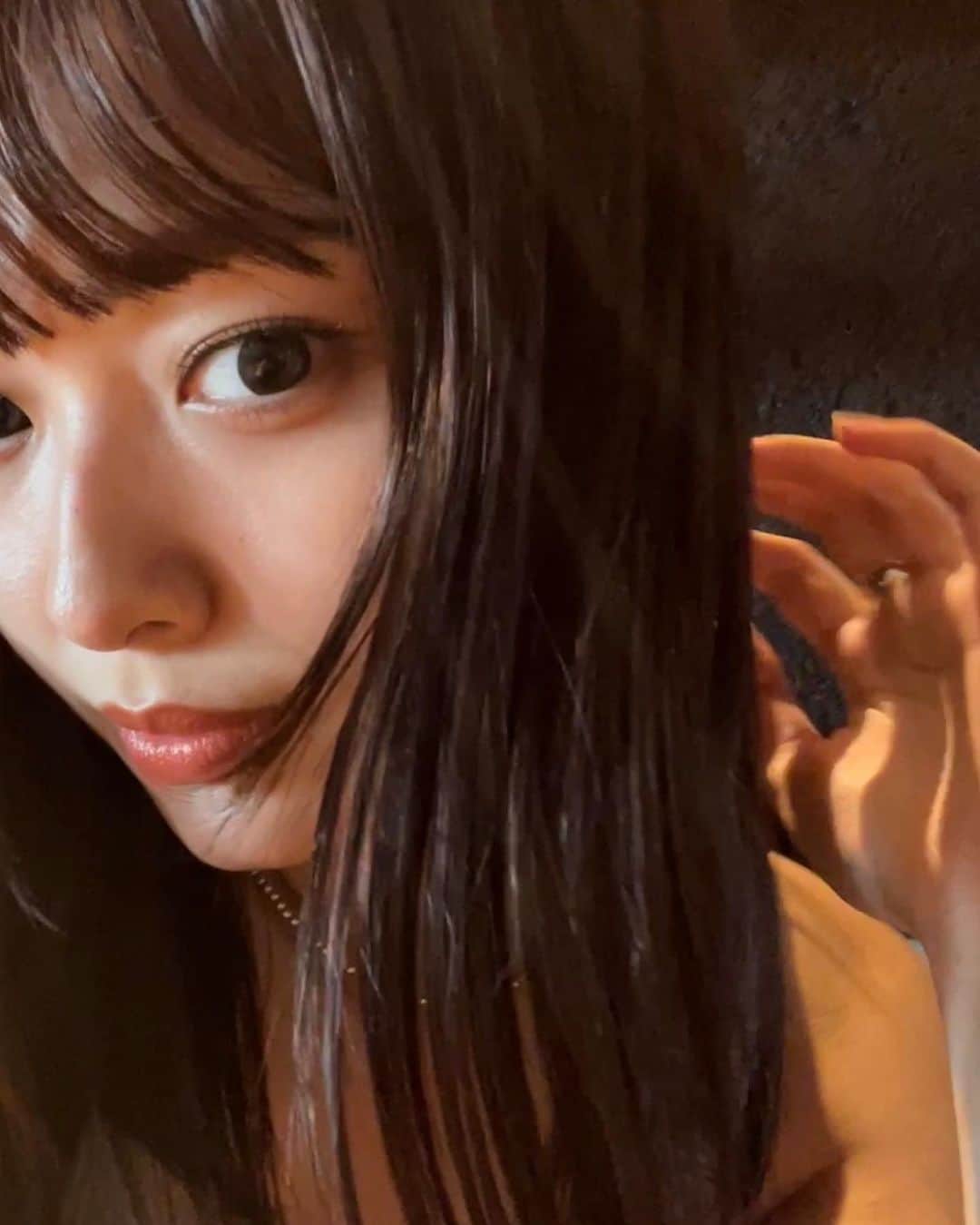 内山愛さんのインスタグラム写真 - (内山愛Instagram)「前髪増やしてオレンジも注入~ リップもつやっと🍊 顔まわりのレイヤー伸びてきたのもいい感じニュアンス🏊🏻  @tsubasa__hasegawa  いつもありがとうございます🫰🏻」7月29日 19時35分 - ai_uchiyama