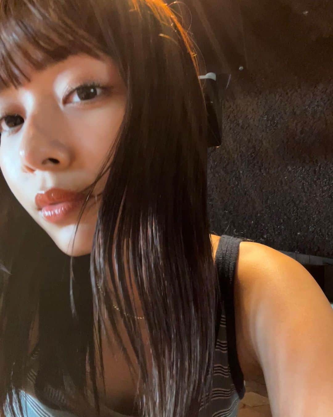のインスタグラム：「前髪増やしてオレンジも注入~ リップもつやっと🍊 顔まわりのレイヤー伸びてきたのもいい感じニュアンス🏊🏻  @tsubasa__hasegawa  いつもありがとうございます🫰🏻」