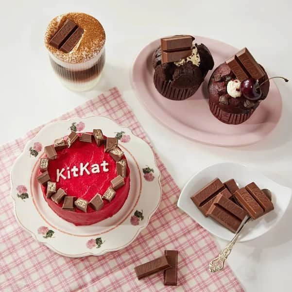 KITKAT Chocolatoryのインスタグラム：「❤️おいしそうと思ったらコメントしてね❤️  ちょっとすみません。  美味しそうな「キットカット」の写真が前を通ります！ ...失礼します…💨💨  うわ〜美味しそう〜🤤って思った方は、コメントから「❤️」をたくさん送ってね！  今週もお疲れ様でした☕️ ┈┈┈┈┈┈┈┈┈┈ #kitkat #キットカット #break #ブレイク #チョコレート #ウエハース #サクサク #ザクザク #チョコレート好き #チョコレート好きと繋がりたい #チョコレート好きな人と繋がりたい #チョコレート大好き #おやつじかん」