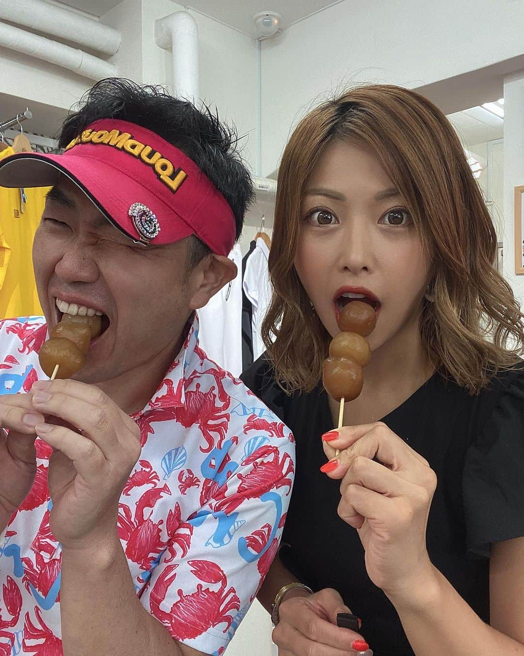 あおい夏海さんのインスタグラム写真 - (あおい夏海Instagram)「山形のソウルフード【玉こんにゃく】と【じんだん(ずんだ)笹餅】 LMGINZA 太田店長に @otalmg 差し入れーー‼️  LMGINZA向かいにある"おいしい山形プラザ" で山形の食べ物、お土産買えるので、ぜひ機会があれば皆さん行ってみてね❤️  今日はラウドマウス 2024SSの展示会行けなかったから、カタログ見せてもらいに行ってきたよ！  今度の秋冬も楽しみだし、 来年もたのしみ！  ゴルフウエアって可愛いから 毎回すごいワクワクするー☺️✨✨  今日の服は @mirror9official のオールインワン💓 めっちゃ着やすくてヘビロテ中❤️   #LMGINZA #玉こんにゃく #ずんだ餅 #山形グルメ  #山形 #銀座一丁目 #ゴルフショップ #ゴルフウエア #ラウドマウス #ゴルフ女子  #オールインワン #あおい夏海 #山形出身 #今日のコーデ  #今日の私服 #ボブヘアスタイル  #ボブヘア  #ロブヘア」7月29日 19時39分 - natsumi.aoi