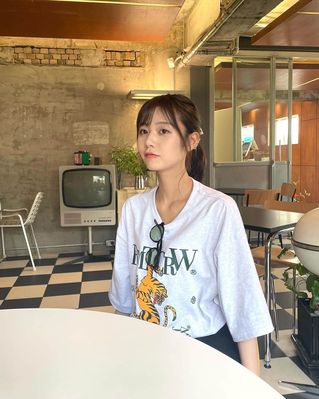 杉浦みずきのインスタグラム：「. 全方位可愛いカフェ スタジオみたいだった🍓📺 何食べたかはまた別で載せまーす🤭  #江南 #江南カフェ #韓国カフェ  @saddlerhaus_bakery」