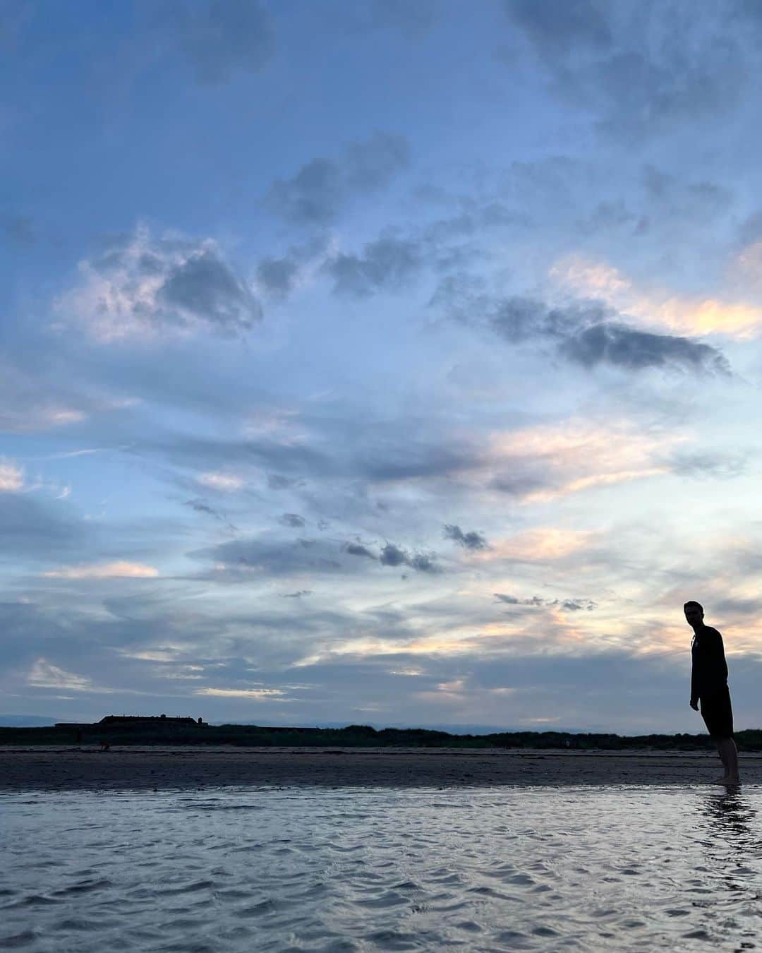 マリウス葉さんのインスタグラム写真 - (マリウス葉Instagram)「Waves dance and winds haul, Scotland's beauty, enchanting all.  🌊🏴󠁧󠁢󠁳󠁣󠁴󠁿🌬️  波が舞い、風が煽る、 スコットランドの美しさ、すべてを魅了する。」7月30日 6時33分 - marius_seiryu