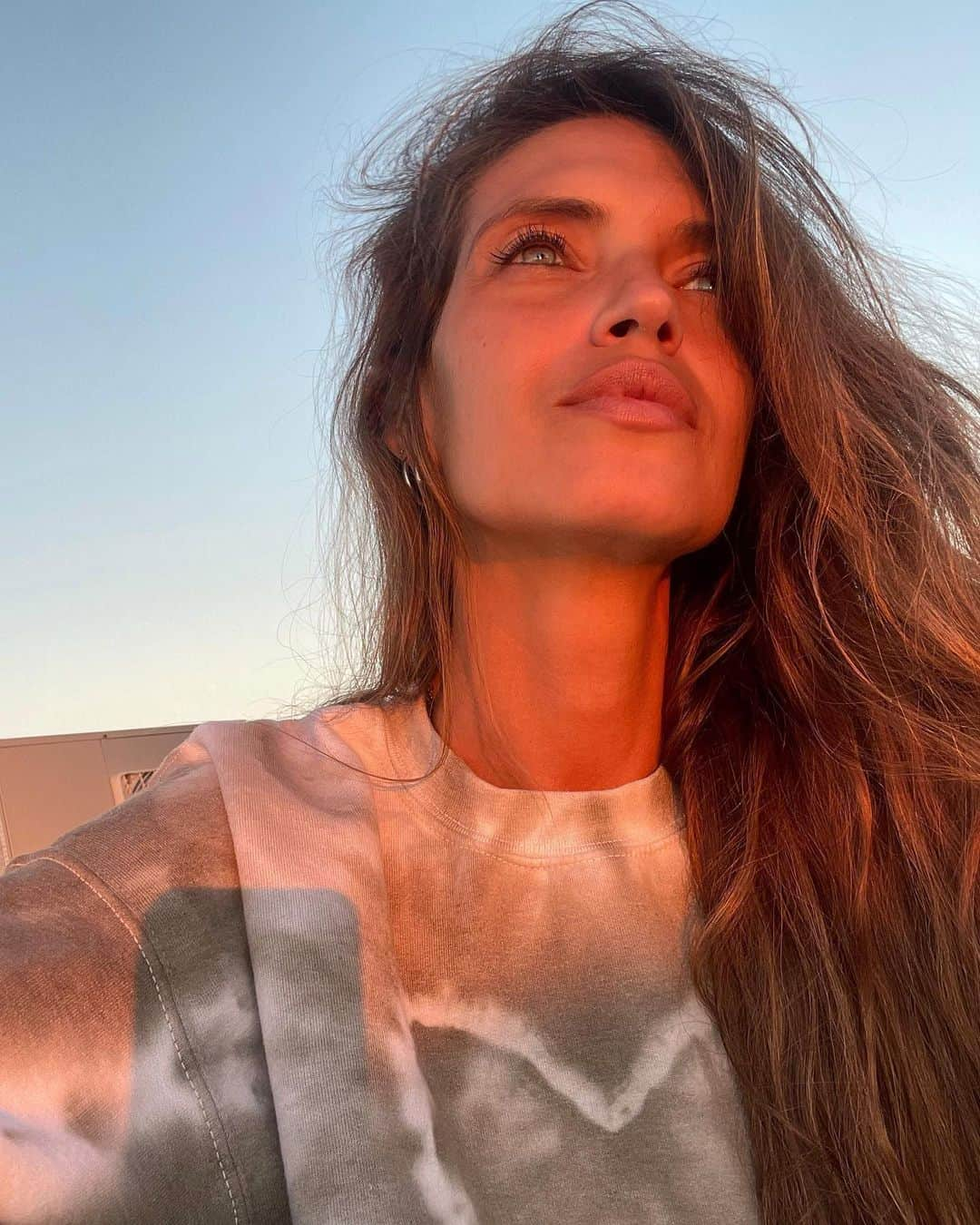 サラ・カルボネロのインスタグラム：「Lo siento, perdón, gracias, te amo.  🙏🏻🌅  #repite #goldenhour #magia #slowlife #verano2023」