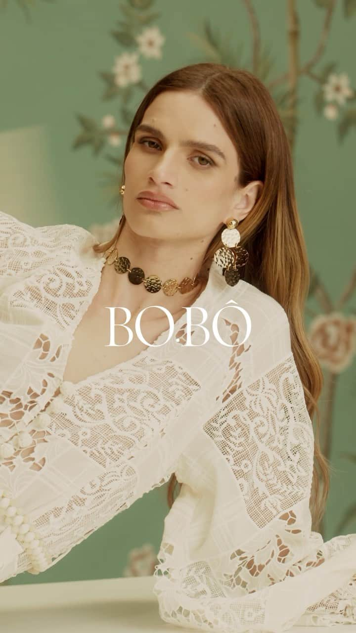 BO.BOのインスタグラム：「A new symbol for summer ✨  Com tecido exclusivo que mistura bordado, renda e tela de algodão, nosso vestido equilibra volumes e transparências com a leveza que pede a temporada.   #BOBOPreview」