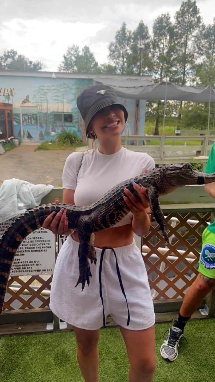 ラ・ラ・アンソニーのインスタグラム：「Best day with the fam 🐊 @prettylittlething」