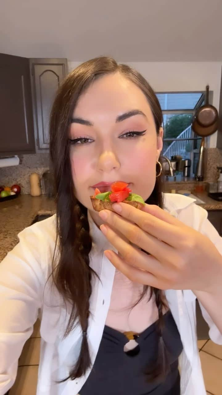 サーシャ・グレイのインスタグラム：「Did you know Bruschetta is toasted bread with ANYTHING on top? Bruschetta al pomodoro is the most famous version of this delicious crunchy snack and the perfect summer appetizer.  How to 🍅: 1- watch my full youtube video  2- enjoy」