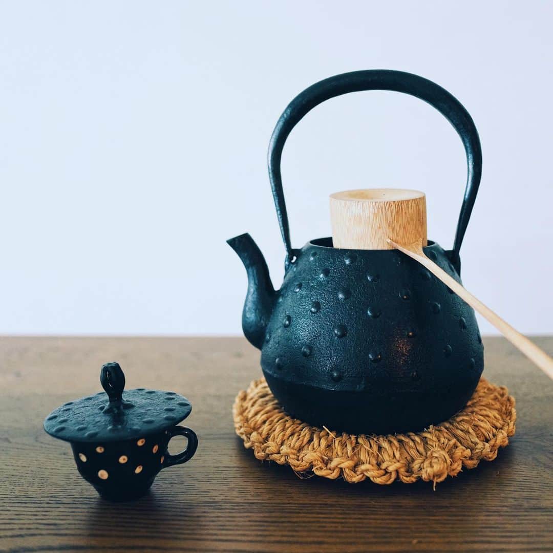omomuroniさんのインスタグラム写真 - (omomuroniInstagram)「🍵🍵🍵  ストーリーズ では先に投稿しましたが、 煎茶堂東京さん @senchado_tokyo のサイト内 読みものページの『私の茶道具』というコーナーで 私物のお茶道具を取り上げていただきました。  朝、めざめの一服を点てるときの定番セット。 茶道の稽古で使う茶道具とはまた違う、 身の回りの器で“見立てる” 楽しさ。  コーヒー☕️も好きだけど、朝時間があるとき、 やるぞ！って日は、濃いめのお抹茶で 🍵 バッキバキ⚡️に目を覚まします 👀   #煎茶堂東京 #私の茶道具 #おもむろにおしらせ」7月30日 5時35分 - omomuroni