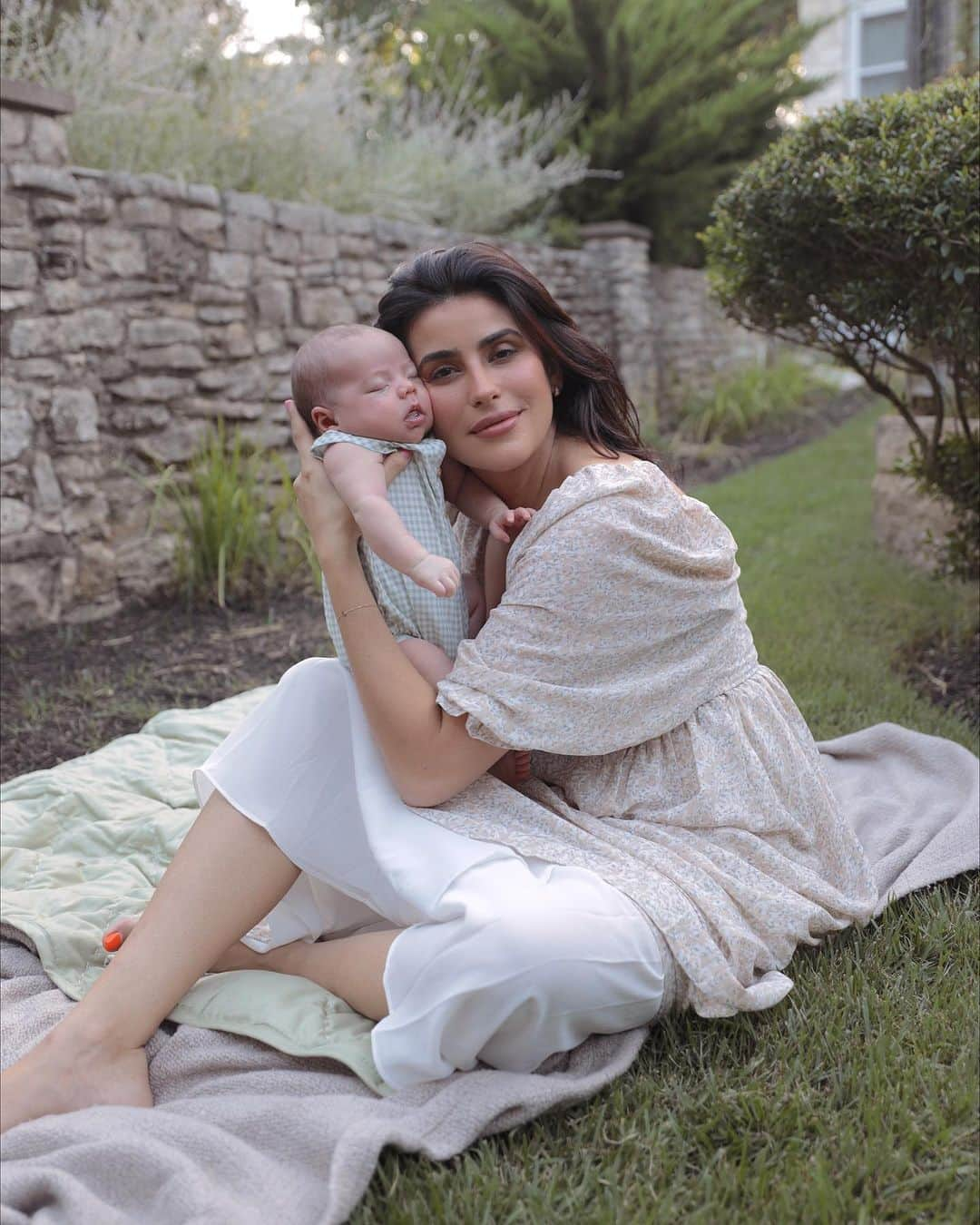 Sazan Hendrixさんのインスタグラム写真 - (Sazan HendrixInstagram)「Today in this postpartum season I’m grateful for them 🥰 Still hasn’t hit me that I’m a mama of 3!! #ilovebeingtheirmom #heartisfull #5weekspp」7月30日 5時57分 - sazan