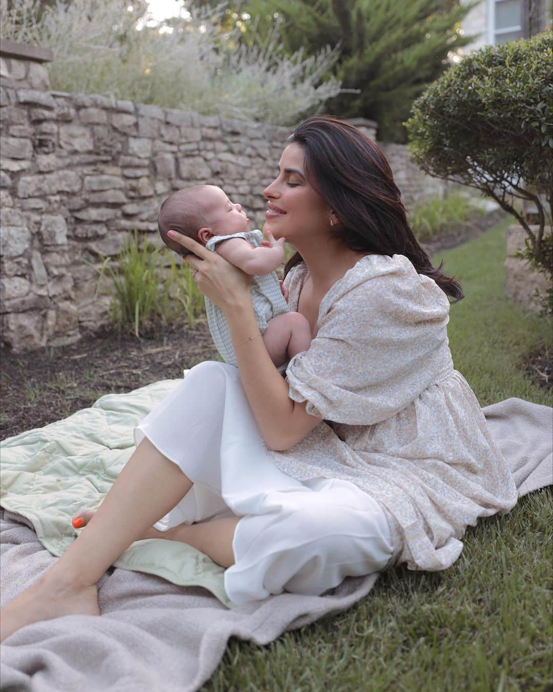 Sazan Hendrixさんのインスタグラム写真 - (Sazan HendrixInstagram)「Today in this postpartum season I’m grateful for them 🥰 Still hasn’t hit me that I’m a mama of 3!! #ilovebeingtheirmom #heartisfull #5weekspp」7月30日 5時57分 - sazan