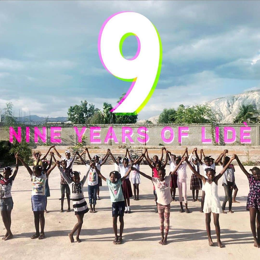 レイン・ウィルソンのインスタグラム：「Yesterday, @lidehaiti turned 9! 🌸 Help celebrate Lidè’s commitment to empowering adolescent girls in Haiti with a donation today. Our goal is to raise $9,000 to support our next decade of uplifting young women through programs in the arts, education, and health.   Please follow and support our work @lidehaiti and follow the link in their bio to donate!」