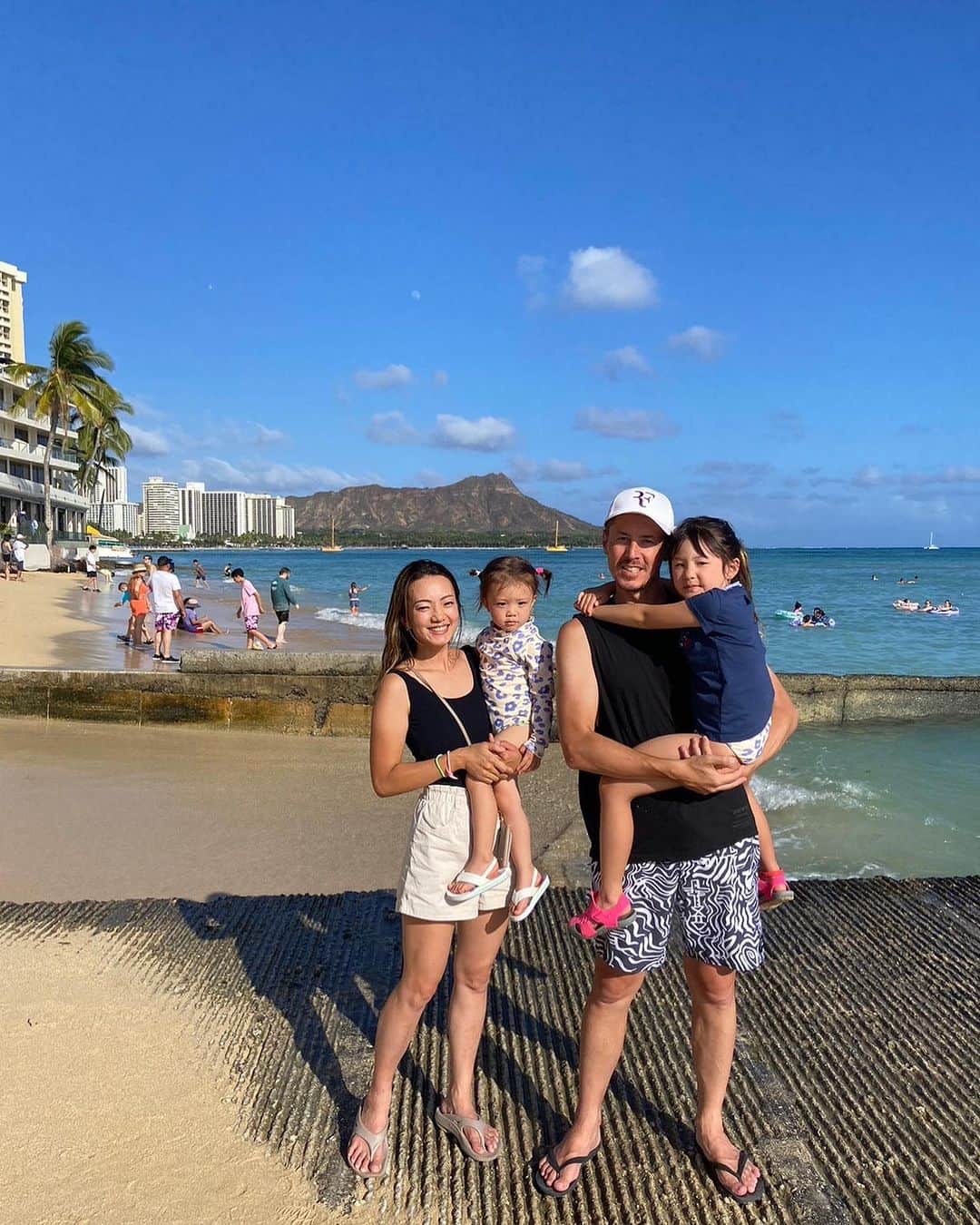 森豪士のインスタグラム：「ハワイ最高だったなぁ〜🇺🇸🏝️✨ 日本の日常生活に戻れるかな…🙄 また子供達とハワイに戻って来れるように頑張ります✌🏽 まだしばらくは余韻に浸りますが、いったん帰国します✈️ #Hawaii #ハワイ #子連れハワイ」