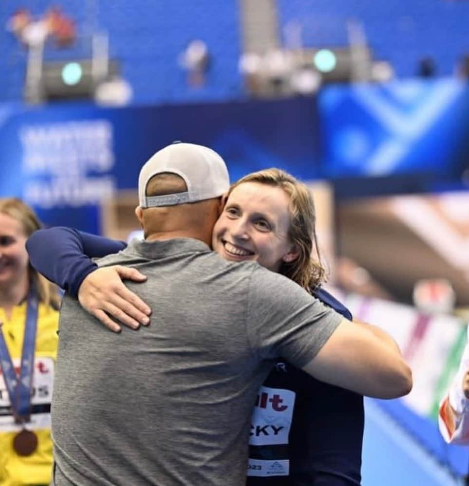 ケイティ・レデッキーさんのインスタグラム写真 - (ケイティ・レデッキーInstagram)「800 free 6-peat complete 🥇✅ Always fun to end the meet with my favorite event. Thankful for everyone’s support along the way this year @usaswimming @gatorsswimdv @tyrsport 👊🏼and thank you Japan 🇯🇵 for putting on a fabulous World Championships. Congrats to all my teammates and competitors on a lot of fast swimming 👏🏼  Looking forward to cheering on Team USA 🇺🇸 today and then getting some R&R with family and friends 😎」7月30日 6時22分 - katieledecky