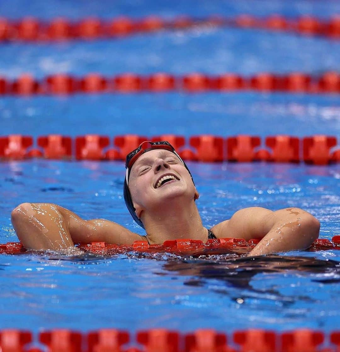 ケイティ・レデッキーのインスタグラム：「800 free 6-peat complete 🥇✅ Always fun to end the meet with my favorite event. Thankful for everyone’s support along the way this year @usaswimming @gatorsswimdv @tyrsport 👊🏼and thank you Japan 🇯🇵 for putting on a fabulous World Championships. Congrats to all my teammates and competitors on a lot of fast swimming 👏🏼  Looking forward to cheering on Team USA 🇺🇸 today and then getting some R&R with family and friends 😎」