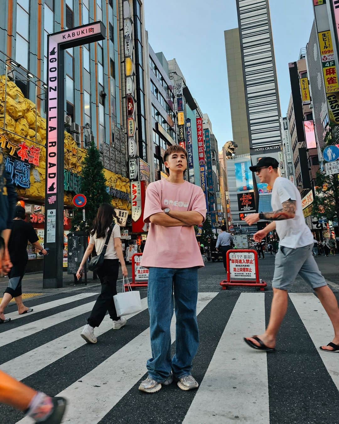 蔡常勇のインスタグラム：「我終於發現日本美女比較多這件事了，路上都一直跟舒森討論哪裡有美女哈哈哈哈哈哈哈哈  然後這一次來日本終於完成了在大馬路上賽車的清單🥹 這次日本工作之旅提早三天在東京走走就是為了玩這個馬力歐卡丁車！ 只能說一個小時的車程玩得很爽哈哈哈哈哈哈 想看我們玩的影片可以去YT看🫶🏻  最後我身上穿的是 @dmeow.co Daily Go-To Tee PINK XL size🩷 可以去官網看看🤭」