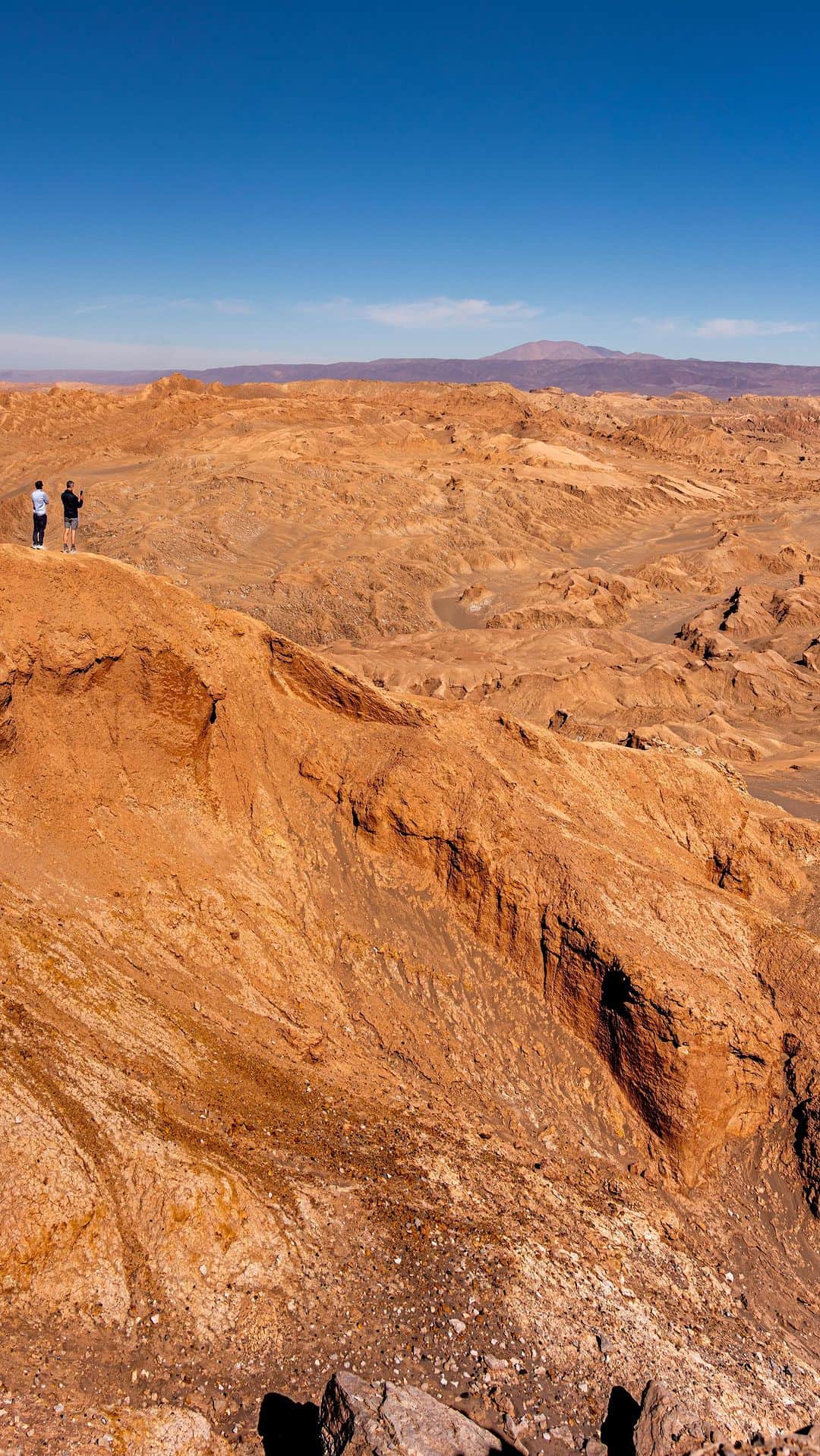 詩歩のインスタグラム：「So harsh and beautiful. The #AtacamaDesert in Chile is the driest land in the world. The land stretches at an altitude of around 2,400 meters above sea level. I will share the details of my trip to #Chile  in later posts.  世界でもっとも乾燥した大地、チリのアタカマ砂漠。標高2,400m付近に広がる大地は、とても過酷で、美しかった🌙  チリ旅行の投稿はこのタグでまとめます / Posts of this area can be found in this tag.→ #shiho_chile   📷 22th July 2023 📍チリ　アタカマ砂漠 / Atacama Desert, Chile  ©︎Shiho/詩歩」