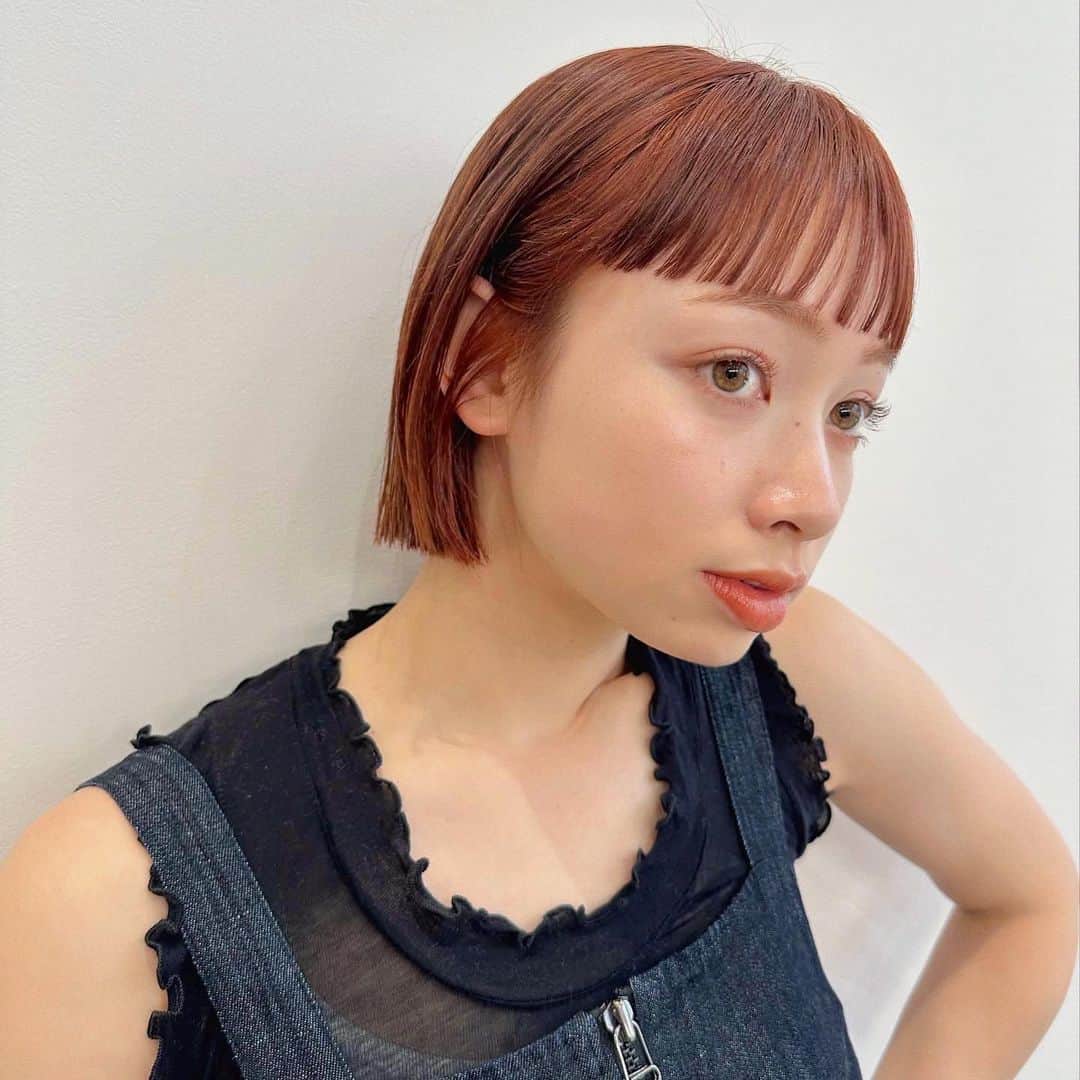 Momoのインスタグラム：「. ブリーチなしのダブルカラーで 可能なピレンジ♡♡ . .  . ✔️画像を保存してカウンセリングの 時にみせてください♡♡ .  イメージを変えたいけど短くするのも ブリーチをするのも勇気がいる🥺 . そんな方にも幅広くその方にあった提案 をさせて頂き一緒におしゃれを楽しみましょう♡ . ブリーチカラーは【ケアブリーチ】を 推奨しております♡ . ケアブリーチは従来よりも髪の毛への ダメージが94%cutされます！ . ブリーチなしのダブルカラーも 提案させて頂きますのでぜひご相談ください♡ . 12／3から 新店舗　GARD/ëN (ガーデン／エン) がopen♡♡ . 場所は表参道♡♡ 新しいこだわりのつまったお店で ぜひお会いできるのを楽しみに お待ちしております♡♡ . . ご予約はTOPからご予約サイト に飛べます✈︎♡(料金もそちらを参考に) . ご新規様も喜んでお待ちしております♡ . お電話.DMからも受け付けております♡ (DMは返信が遅くなる可能性が ございますのでそちらご了承下さい🙇‍♀️)  . .  〒150-0001 東京都渋谷区神宮前5-39-2 2F . TEL☎︎ 03-6712-5995 . 表参道駅から徒歩5分🚶🏼‍♀️(A1出口) ( 銀座線/千代田線/半蔵門線 ) . . 月 定休日 火・水　11:00〜20:00 木・金　12:00〜20:30 土　10:00〜19:00 日　10:00〜19:00 祝　10:00〜19:00 . . ぜひ、ご予約お待ちしてます♡♡ . codeアカウントはこちら   @__cd.momo____________ ♡ . ぜひフォローしてください♡ .」
