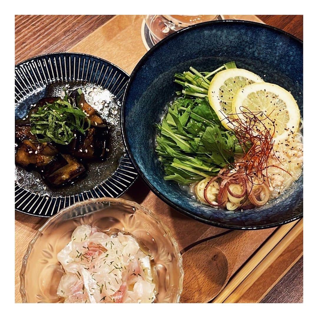 松葉愛海のインスタグラム：「やっぱりご飯作ってる時は 何も考えないから1番落ち着く🍋  新しい食器も買えて気分るんるんでしゅ🧏🏼‍♀️  #aimi飯」