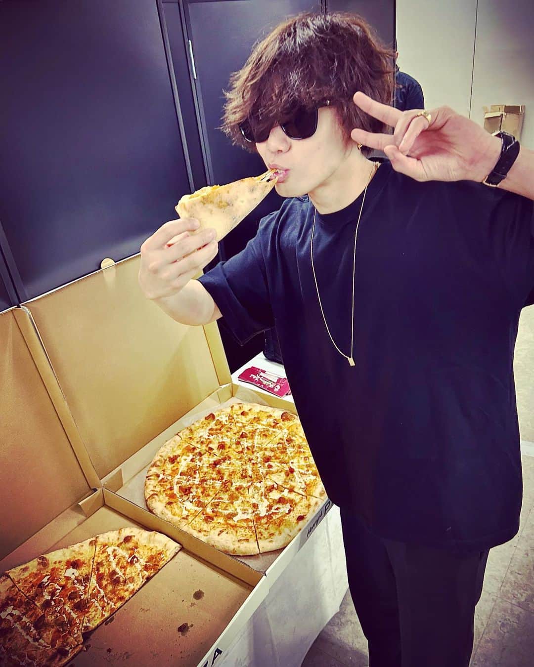 神谷健太のインスタグラム：「. 久しぶりのピザ美味しかったなぁ🍕 ありがとうございました!  The pizza after a long time was delicious. “Arigatou”  #pizza」