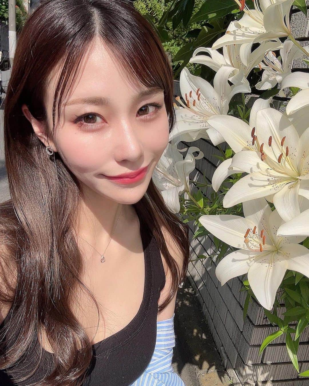 木佐友菜のインスタグラム：「若干眩しそう…🤫 スワイプするんだよ🤫 ･ ･ 作品🌸 VR 木佐とも菜「Apartment Days!」2作品発売中  出演🌸 エロキン 第29話「ボッキハウス」U-NEXTにて配信中  ラジオ🌸 池袋FM 毎月第3土曜日 13:00~14:00「Saturday！ぐらどる三人衆〜バトンタッチ☆〜」   イチナナライブ 木佐とも菜  セクシー感強めのオフショはモデルズリンク(https://models.link/require_registration)にアップします💓 ぜひ登録して「木佐とも菜」入会よろしくお願い致します♡ ･  ･ #ビキニ女子 #インスタグラビア #水着 #ファッション  #ootd  #gravure #被写体  #ポートレート  #コスプレ #instadaily #グラビアアイドル #撮影 #性感  #セクシー #自拍 #コーデ  #谷間 #sexy #selfie  #夏 #スタイル #sexyhot #ビジョビ  #韓国ファッション #japanesegirl #エロかわ #pinupgirl #cosplay #셀카  #ちらりずむ」