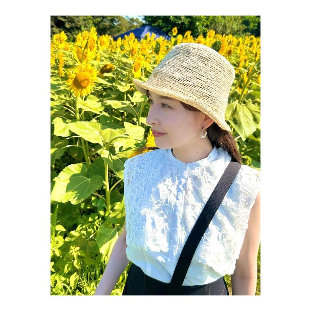 宇賀神メグさんのインスタグラム写真 - (宇賀神メグInstagram)「🌻  . .  毎年家族で行っているひまわり畑へ。🌻 約10万本のひまわりが見頃を迎えていて 一面黄金色の景色は圧巻の美しさでした。 朝早くに行ったので 日陰は心地よい風が吹いていて涼しかったです。  毎日暑い日が続いていますので 皆さんご自愛ください。  . .  #向日葵 #ひまわり畑 #ひまわり #朝活 #sunflower #🌻」7月29日 21時44分 - ugajin_megu