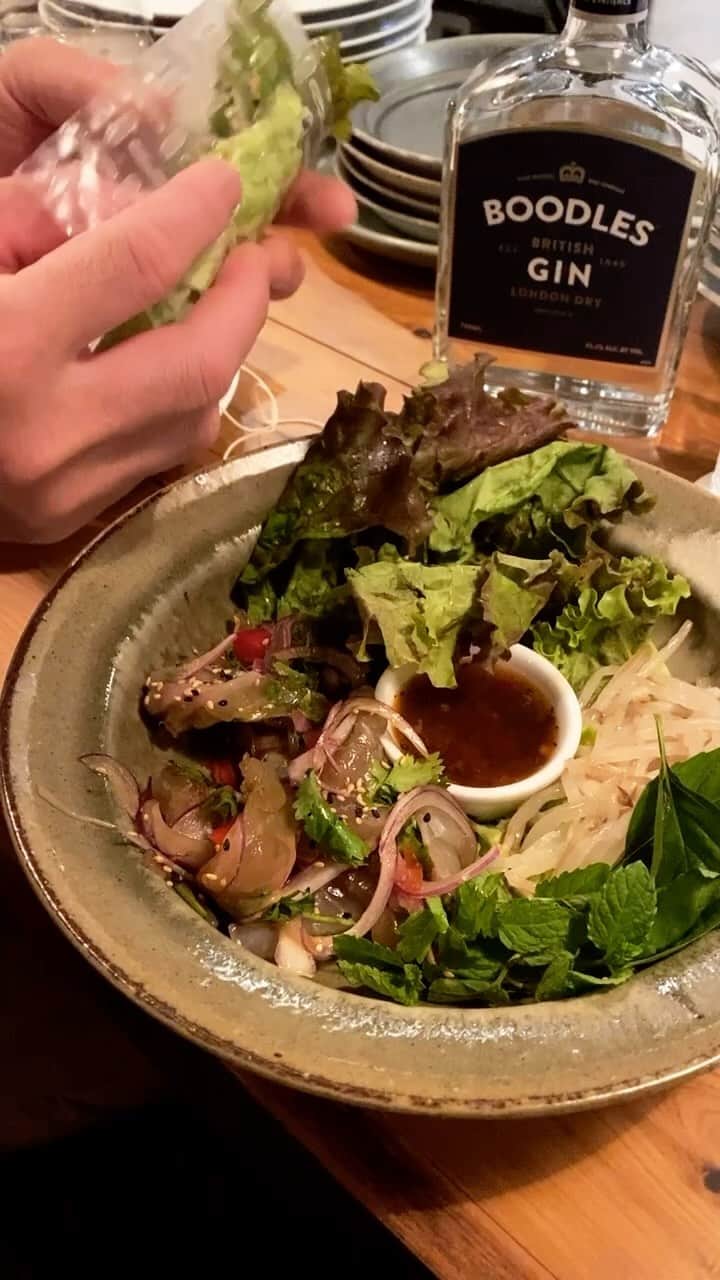 のインスタグラム：「真鯛のタルタルステーキベトナム中部のサマーロール仕立てというレアメニューがめちゃくちゃ美味しかった🖤 お酒は夏らしくジンからスタート。 いつもありがとうございます🙌🏼 @becquet249 @becquet_zushi」