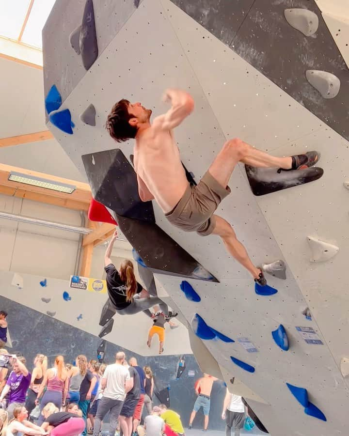 ヤン・ホイヤーのインスタグラム：「😎 EASY PEASY? Wohl eher 20 Jahre hartes Training. @janhojer in @boulderhalle_prisma_wuppertal hat noch einiges vor. Heute Finale #deutschlandcup ab 18Uhr live 🔴🎥   #bouldern #gymlife #focus  @die_techniker #boulderbundesliga」