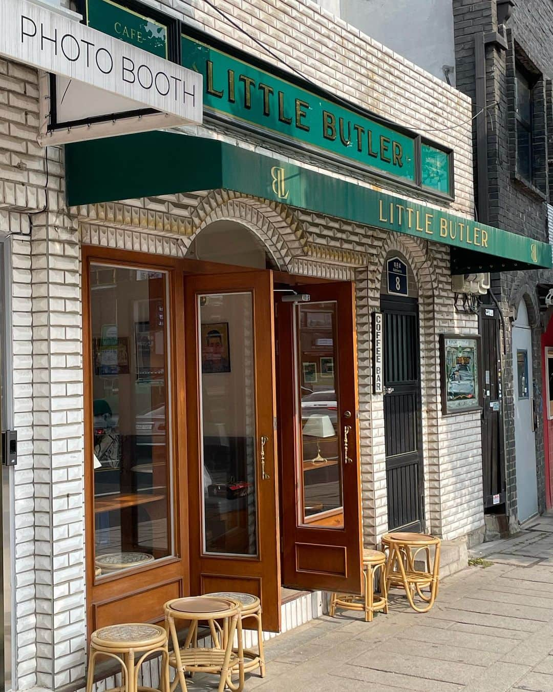 高井香子のインスタグラム：「@cafe.littlebutler ☕️  珈琲飲めないから、あまり味の事はわからないのですが...  お店の雰囲気とか、デザインとかが好きなカフェ。  デパートに入ったりしてるけど、 安国にある路面店が好き！ グラスのデザインとか、ドリンクの感じも好き。  静かに時が流れてて、何か好き。笑  #리틀버틀러 #LittleButler #1日1こうこりあさんぽ  #韓国 #韓国旅行 #韓国カフェ」